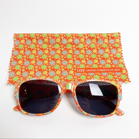 Daisy Printed Sunglasses with Matching Wipe Cloth - Picture 5 of 5